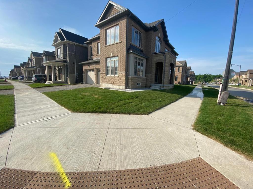 537 Veterans Dr Brampton On L7A 0C4ヴィラ エクステリア 写真