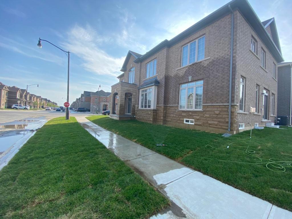 537 Veterans Dr Brampton On L7A 0C4ヴィラ エクステリア 写真