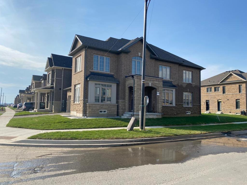 537 Veterans Dr Brampton On L7A 0C4ヴィラ エクステリア 写真