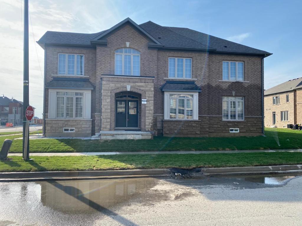 537 Veterans Dr Brampton On L7A 0C4ヴィラ エクステリア 写真